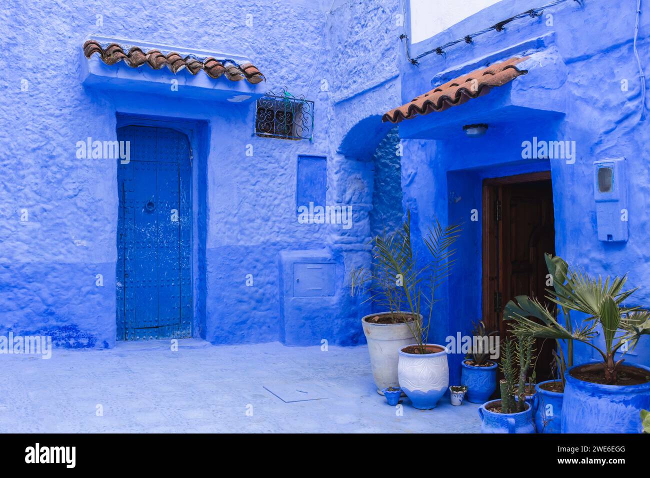 Türen blauer Häuser in Chefchaouen in Marokko, Afrika Stockfoto