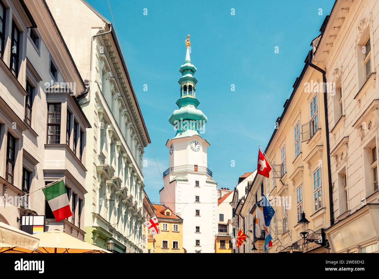 Slowakei, Region Bratislava, Bratislava, Nationalflaggen vor dem Michaels-Tor Stockfoto