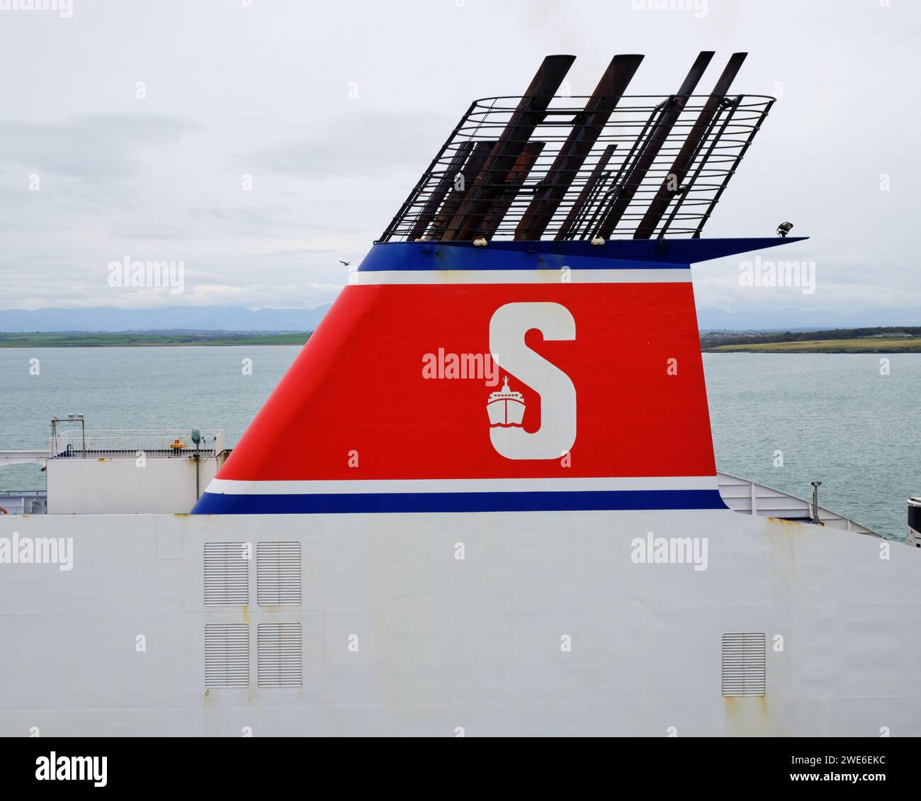 Stena Line Fährenlogo auf dem Schiffskornstein Stockfoto
