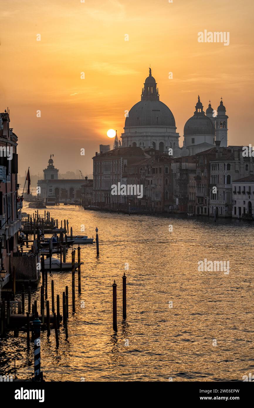 Blick bei Sonnenaufgang auf die Kuppel von Santa Maria della Salute von der Accademia Brücke, Venedig, Italien Stockfoto