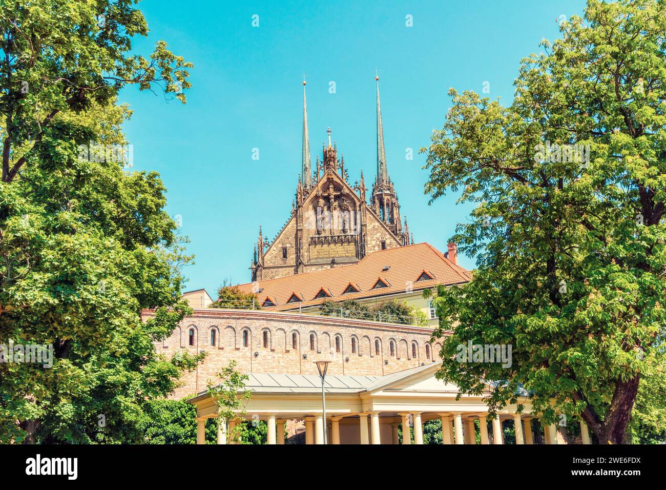 Tschechische Republik, Südmährische Region, Brünn, Kriegsdenkmal mit Kathedrale St. Peter und Paul im Hintergrund Stockfoto