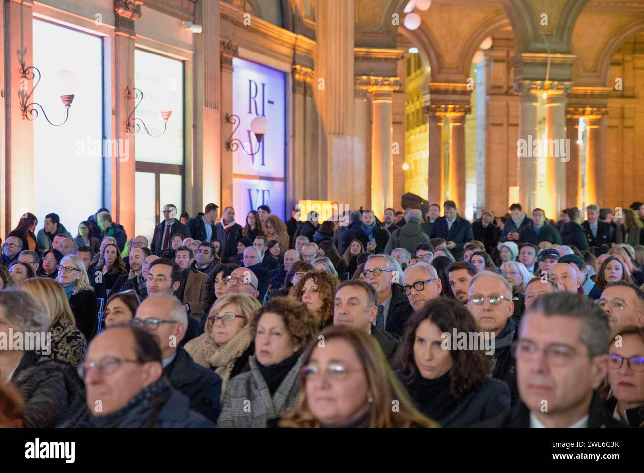 Rom, Italien. Januar 2024. Während der Wiedereröffnungsveranstaltung der Galleria Alberto Sordi in Rom werden die Reden von der Bühne aus verfolgt. Einweihungsveranstaltung der Alberto Sordi Gallery, ehemals Colonna Gallery, die nach neun Monaten Renovierungsarbeiten wieder für die Öffentlichkeit in Rom geöffnet wird. Sie gehört zu den schönsten Galerien Italiens und wird von Prelios verwaltet und gehört dem Megas-Fonds, dessen alleiniger Eigentümer Enasarco ist, eine Sozialversicherungsstelle für Handelsvertreter. (Kreditbild: © Marcello Valeri/ZUMA Press Wire) NUR REDAKTIONELLE VERWENDUNG! Nicht für kommerzielle ZWECKE! Stockfoto