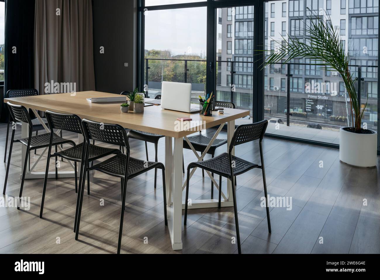 Tisch und Stühle im Besprechungsraum im Büro Stockfoto