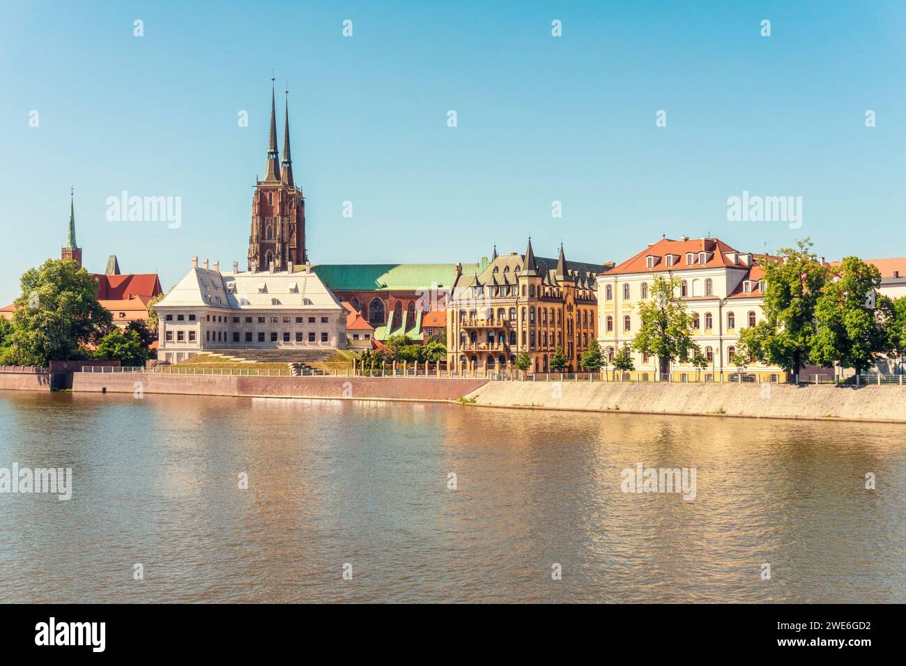 Polen, Woiwodschaft Niederschlesien, Breslau, oder und umliegende Gebäude im Sommer Stockfoto