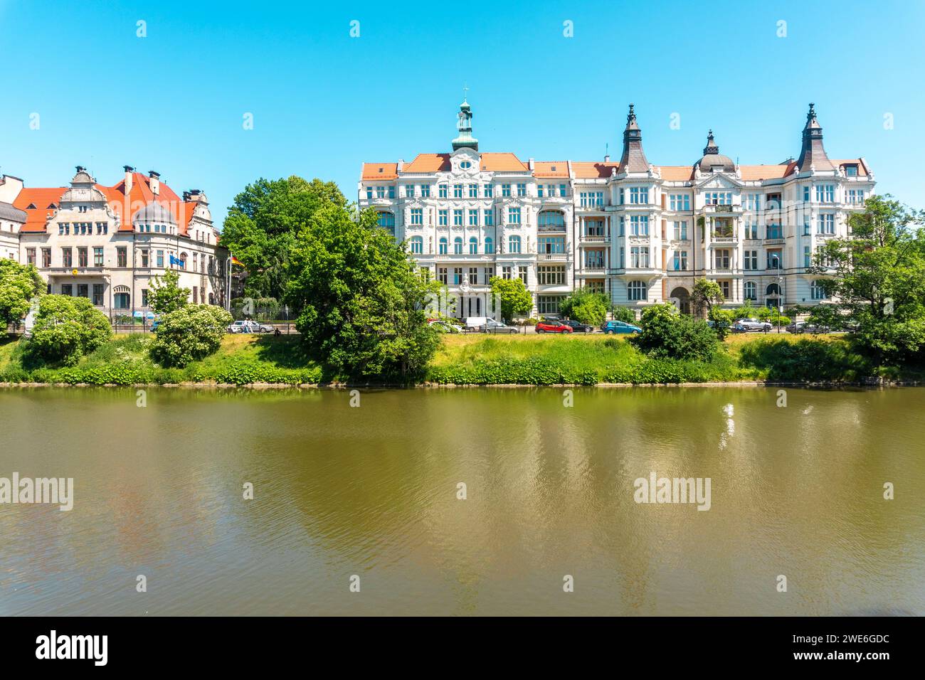 Polen, Woiwodschaft Niederschlesien, Breslau, Stadtgraben und umliegende Häuser im Sommer Stockfoto