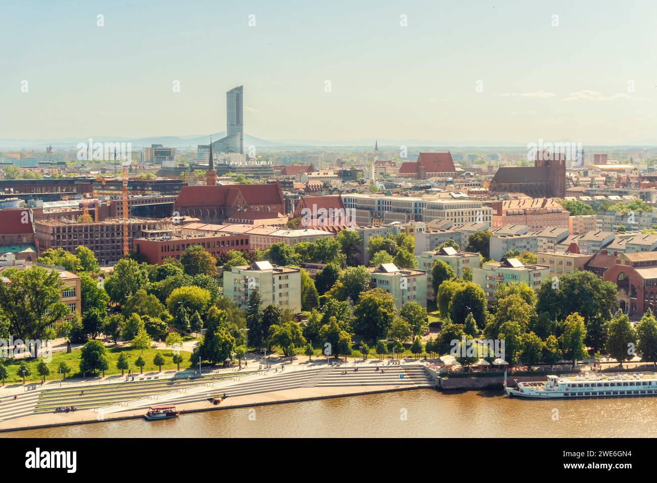 Polen, Woiwodschaft Niederschlesien, Breslau, Blick aus der Vogelperspektive auf die Uferpromenade im Sommer Stockfoto