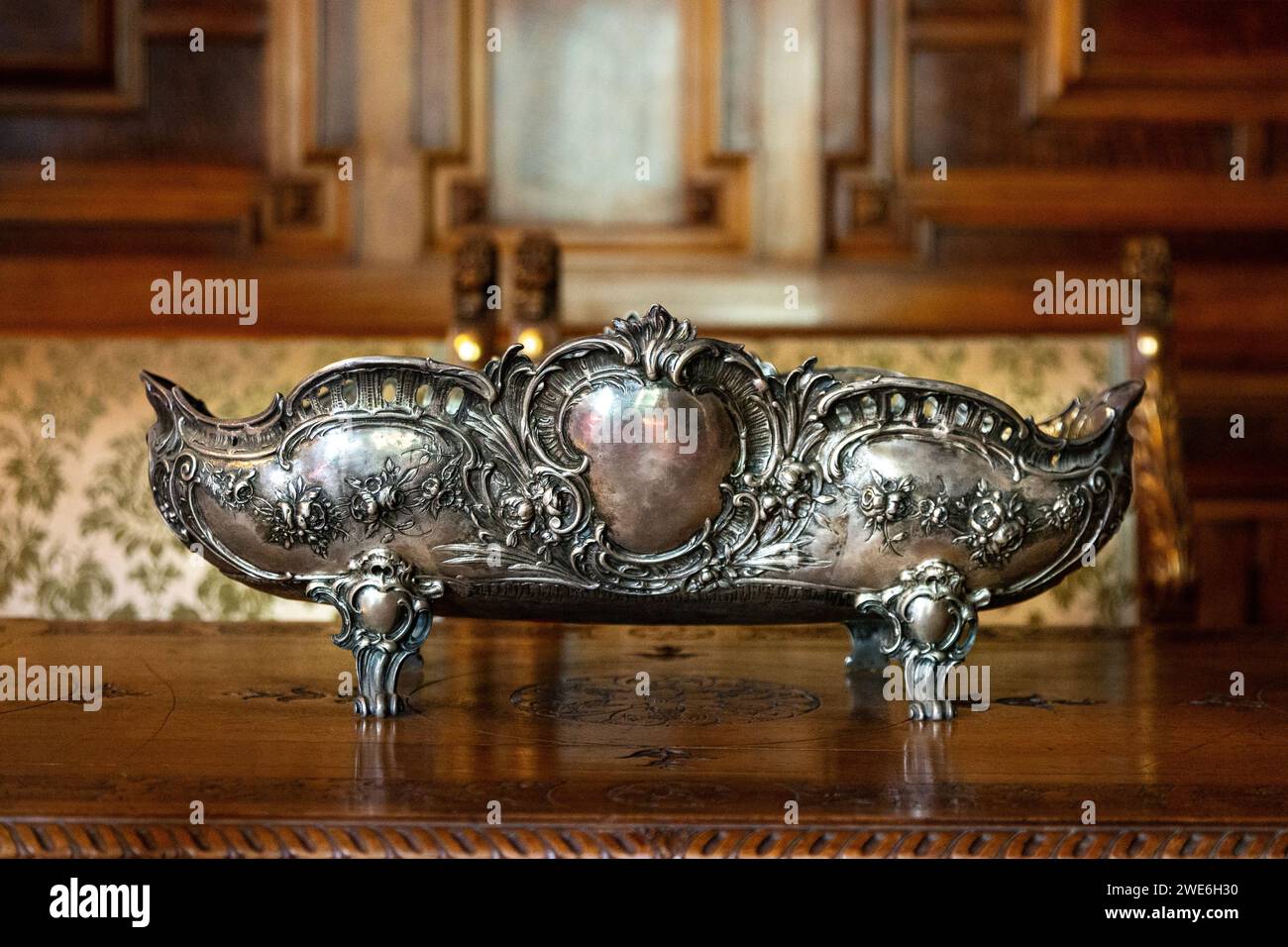 Silberschmuck in King Carols Studie auf Schloss Peles, Sinaia, Rumänien. Stockfoto