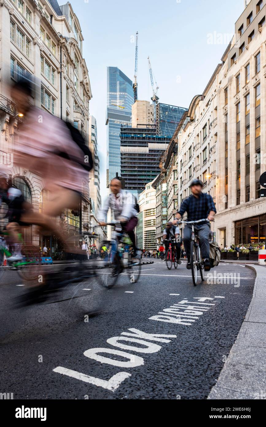 Menschen, die auf der Straße fahren, in London, Großbritannien Stockfoto