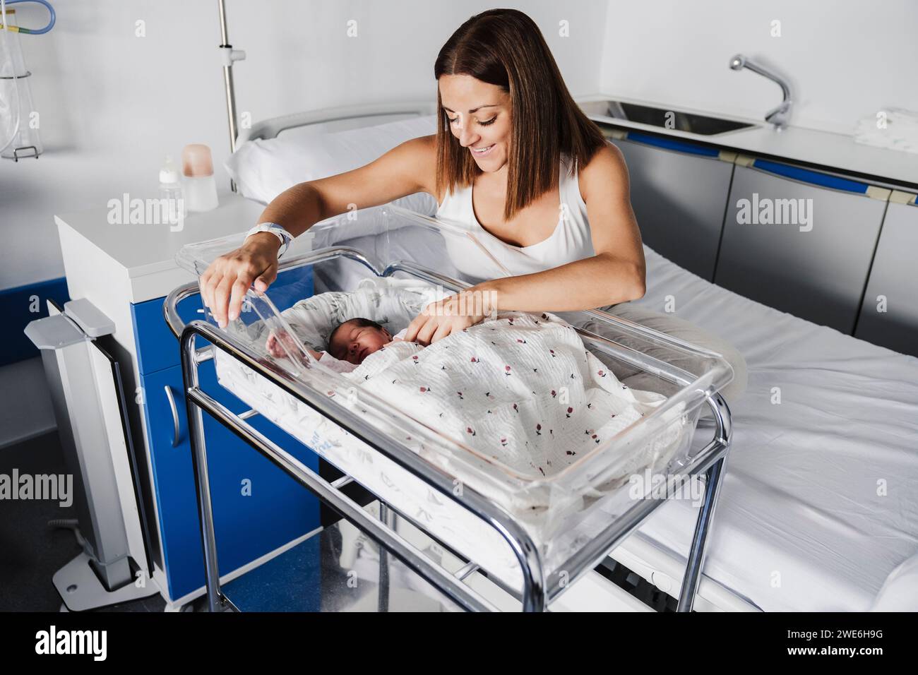 Glückliche Mutter mit Tochter im Krankenhausbett Stockfoto
