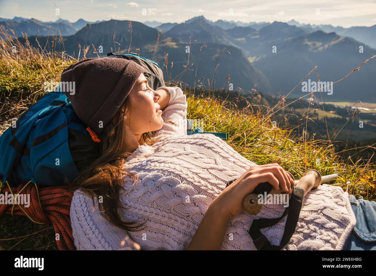 Backpacker auf dem Berg im Tannheimer Tal, Tirol, Österreich Stockfoto