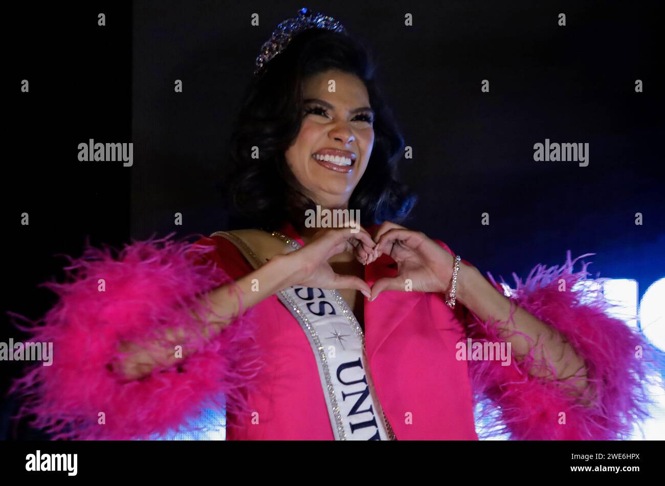 Mexiko-Stadt, Mexiko. Januar 2024. Sheynnis Palacios, Gewinnerin von Miss Universe 2023, macht mit ihren Händen eine Herzform während einer Pressekonferenz im FRU FRU Theater in Mexiko-Stadt, anlässlich der bevorstehenden Miss Universe International, die am 28. September dieses Jahres stattfindet. (Foto: Gerardo Vieyra/NurPhoto)0 Credit: NurPhoto SRL/Alamy Live News Stockfoto