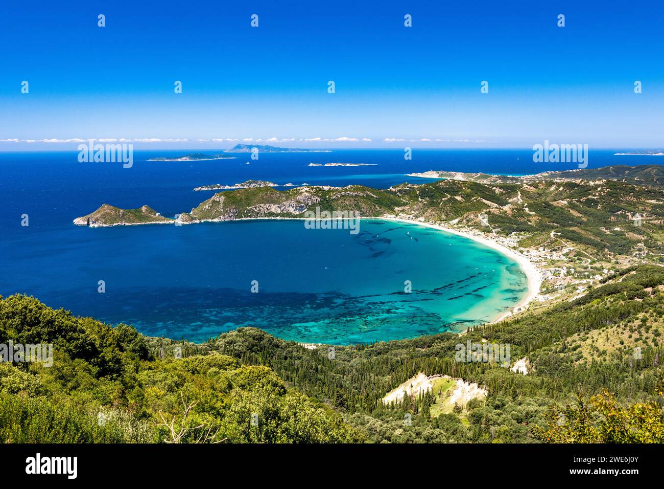Griechenland, Ionische Inseln, Agios Georgios, Blaue Bucht der Insel Korfu im Sommer Stockfoto