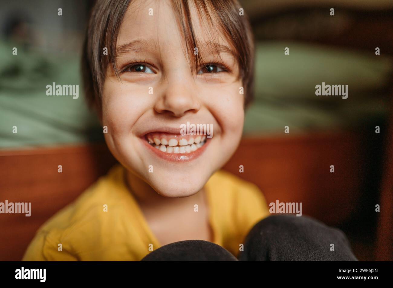Süßer Junge, der zu Hause lächelt Stockfoto