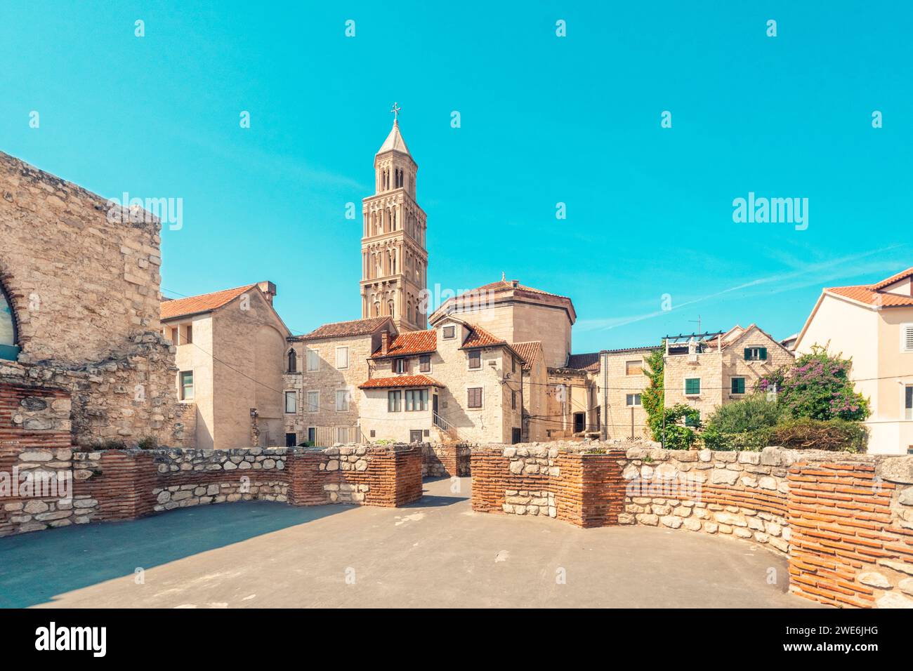 Kroatien, Kreis Split-Dalmatien, Split, Steinmauer des Trikliniums mit Häusern und Turm der Kathedrale von St. Domnius im Hintergrund Stockfoto