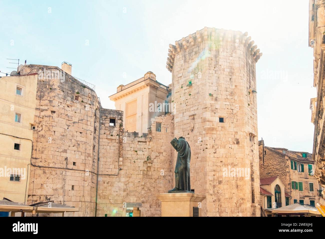 Kroatien, Kreis Split-Dalmatien, Split, Statue von Marko Marulic vor dem venezianischen Turm Stockfoto