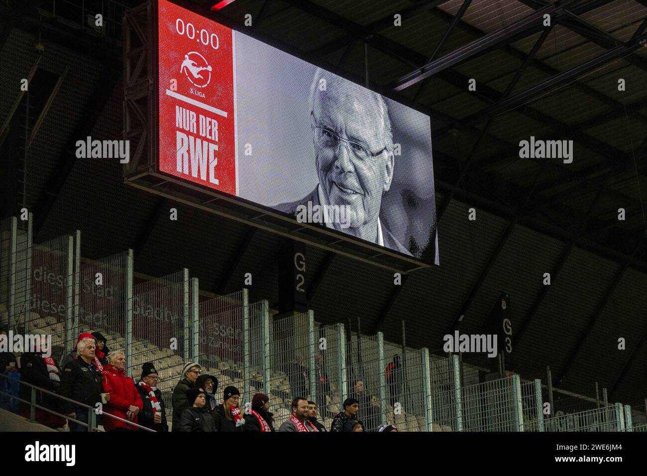 Essen, Deutschland. Januar 2024. Waehrend der Schweigeminute wird das Portrait von Kaiser Franz Beckenbauer auf der LED Wand im Stadion gezeigt, 5 GER Rot-Weiss Essen vs. FC Viktoria Köln, Fussball, 3. Liga, Spieltag 22, Saison 2023/2024, 23.01.2024 DFB/DFL-VORSCHRIFTEN VERBIETEN JEDE VERWENDUNG VON FOTOGRAFIEN ALS BILDSEQUENZEN UND/ODER QUASI-VIDEO, Foto: Eibner-Pressefoto/Fabian Friese Credit: dpa/Alamy Live News Stockfoto