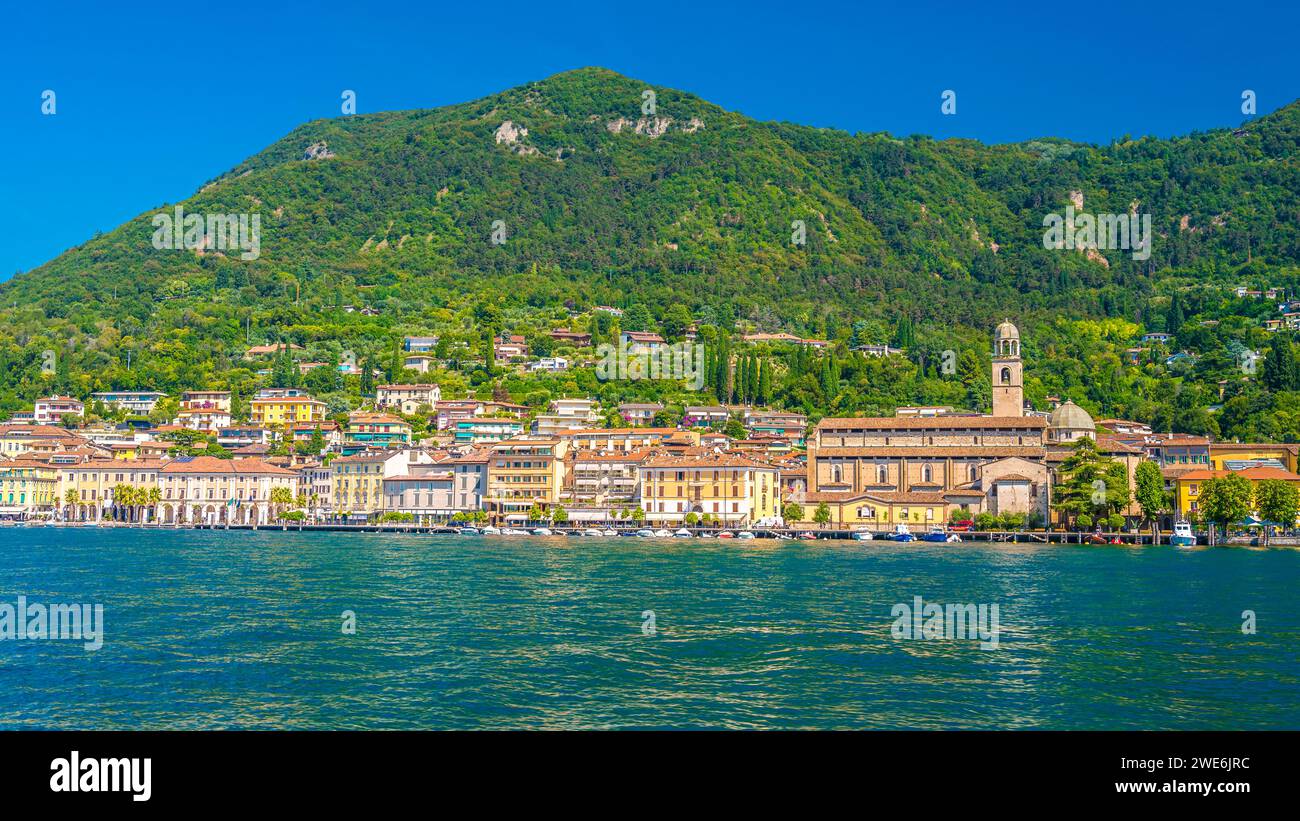 Italien, Lombardei, Salo, Stadt am Ufer des Gardasees im Sommer Stockfoto