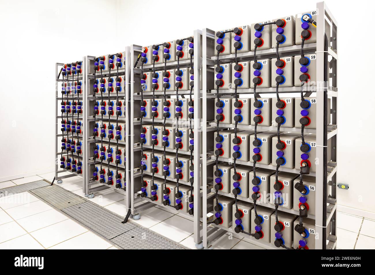 Batterieraum für Notfälle in einem Industriebetrieb. Stockfoto