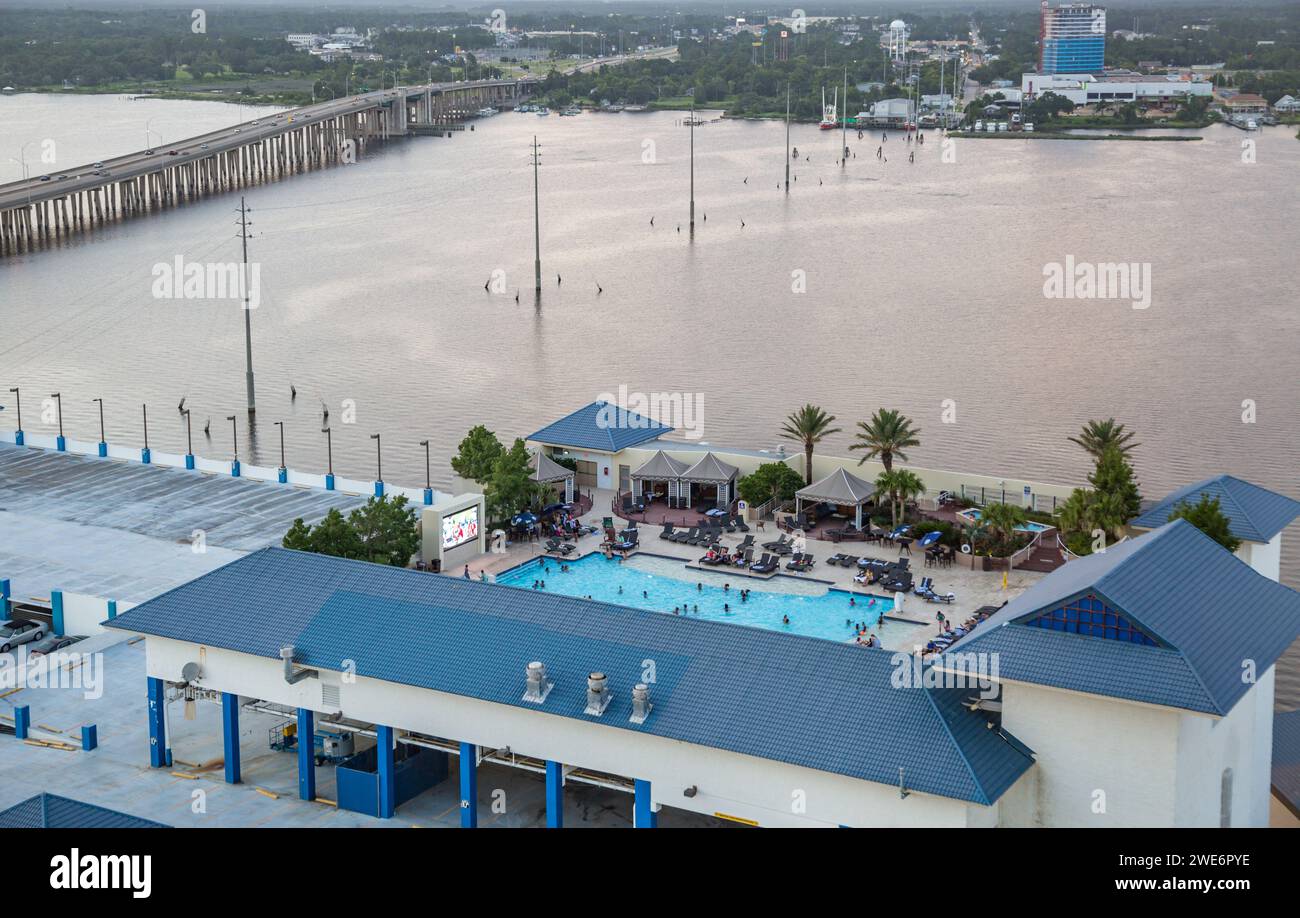 IP Casino Parkgarage und Pool an der Biloxi Back Bay in Biloxi, Mississippi Stockfoto