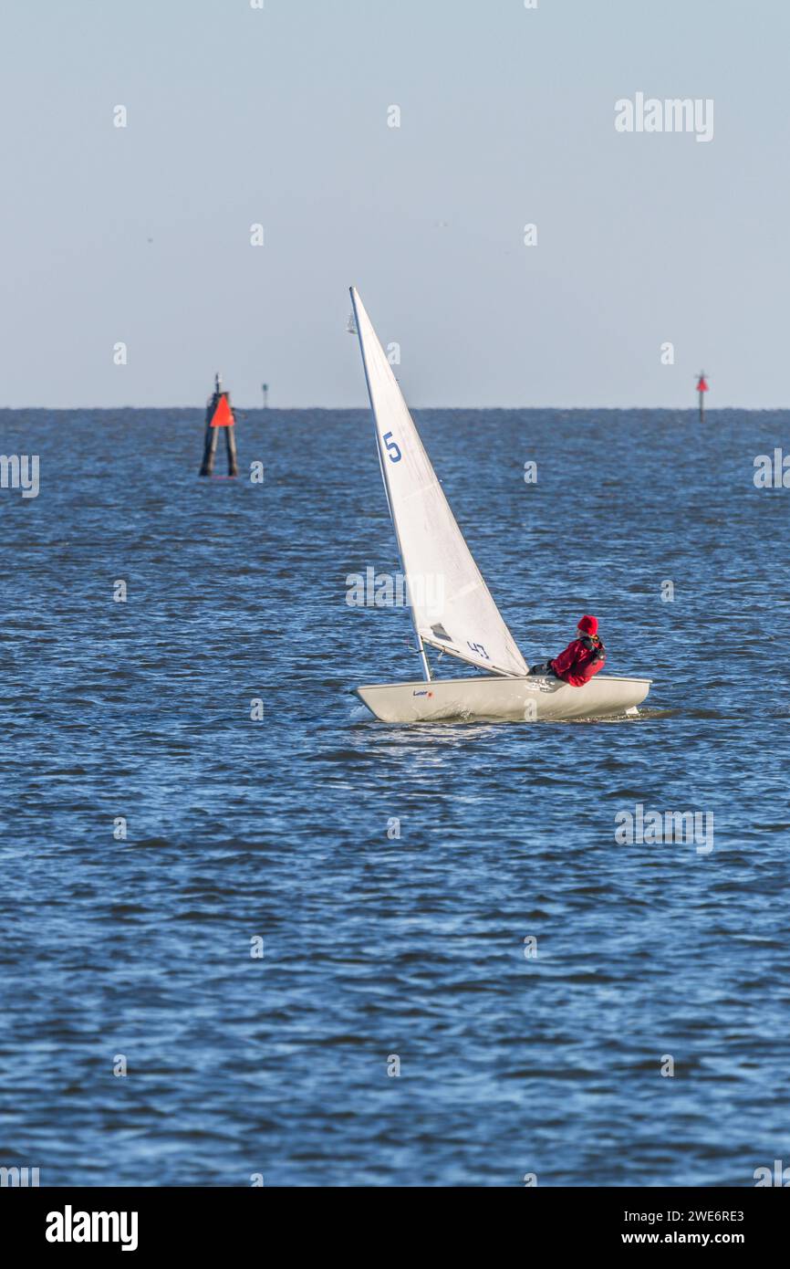 Männliche Jugendliche segeln auf einem Laser-Segelboot im Golf von Mexiko am Gufport Harbor in Gulfport, Mississippi Stockfoto