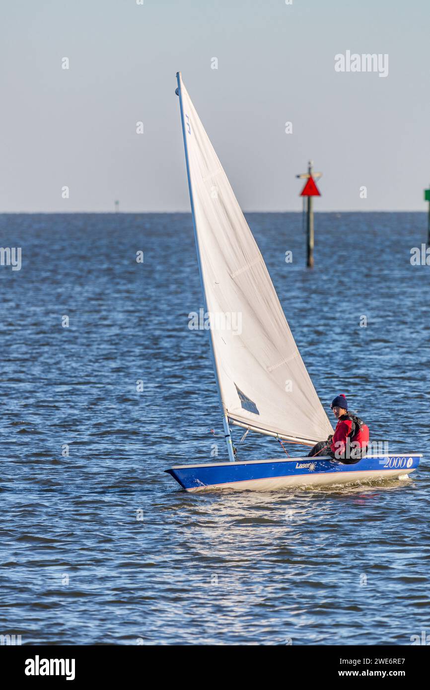 Männliche Jugendliche segeln auf einem Laser-Segelboot im Golf von Mexiko am Gufport Harbor in Gulfport, Mississippi Stockfoto