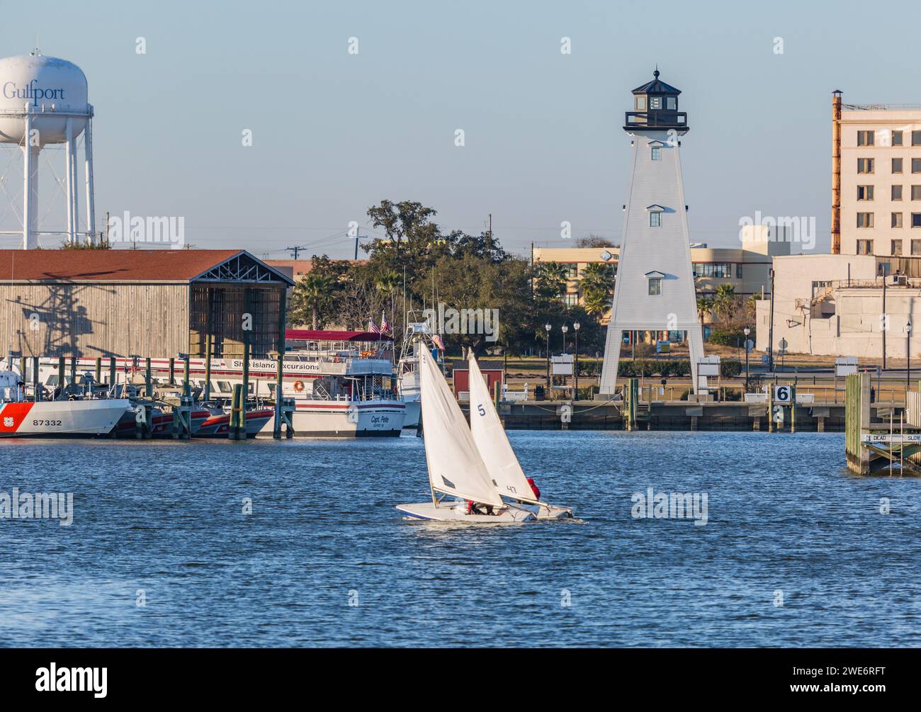 Zwei männliche Jugendliche segeln auf Laser-Segelbooten im Golf von Mexiko am Gufport Harbor in Gulfport, Mississippi Stockfoto