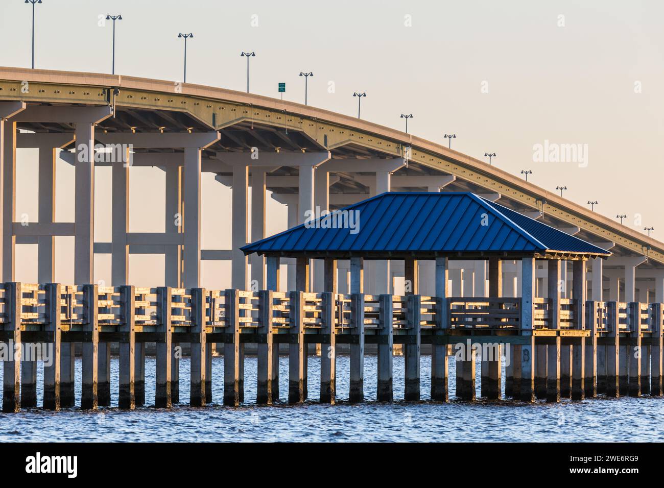 Angelpier neben der sechsspurigen Highway 90 Brücke über die Biloxi Back Bay von der Ocean Springs Seite an der Mississippi Gulf Coast Stockfoto