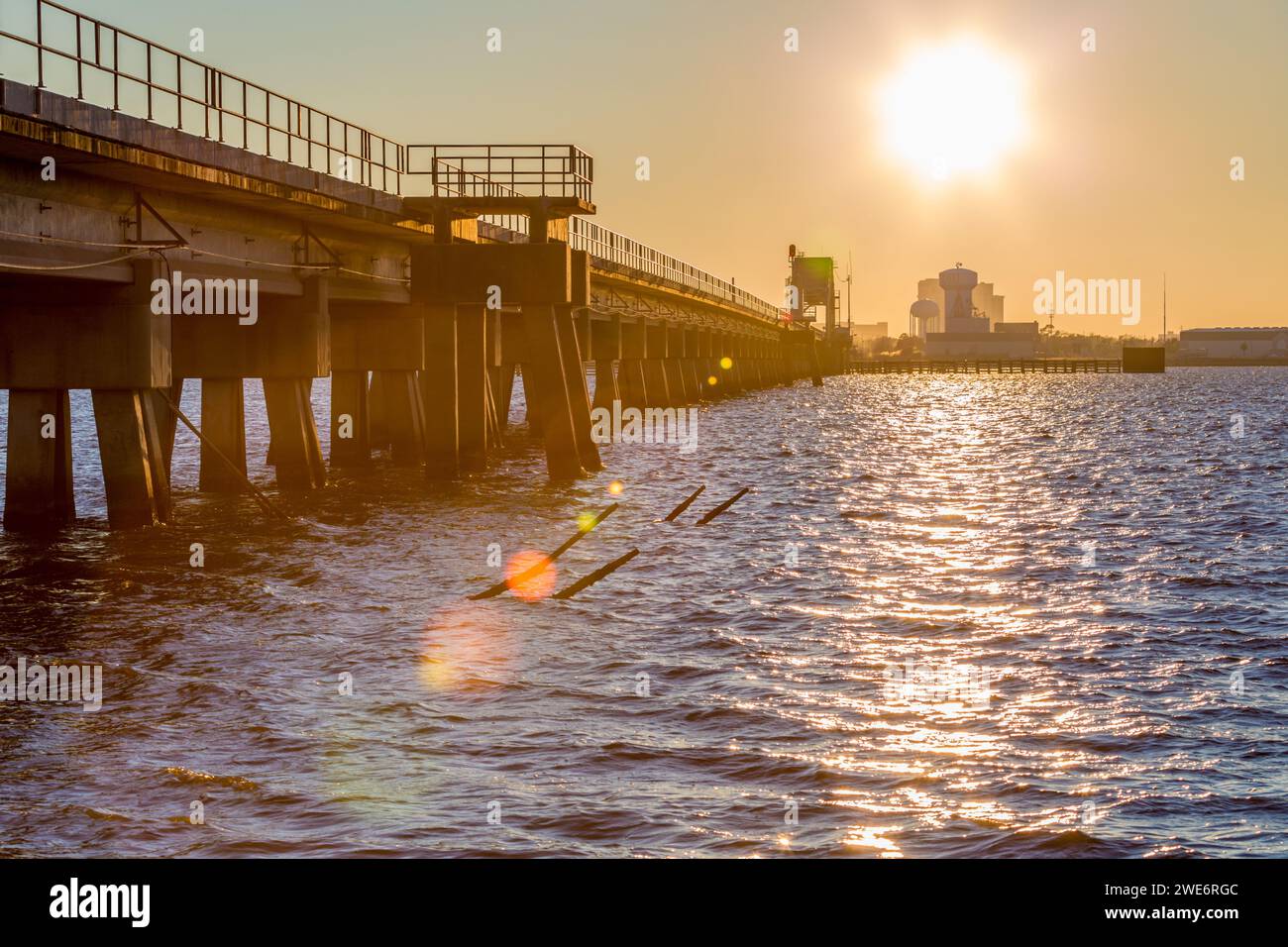 Eisenbahnbrücke über die Biloxi Back Bay von der Ocean Springs Seite an der Mississippi Gulf Coast Stockfoto