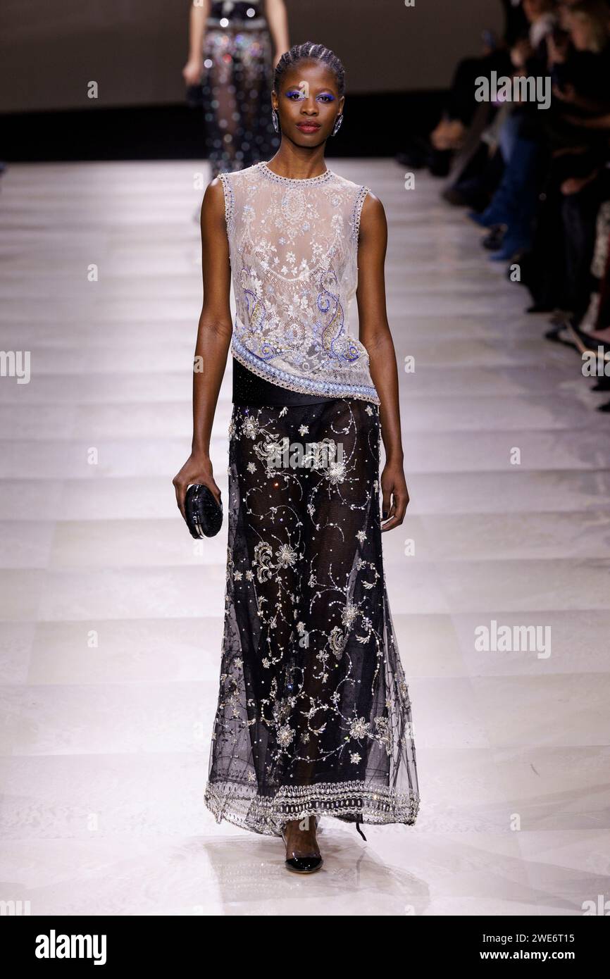 GIORGIO ARMANI PRIVE Haute Couture Start- und Landebahn Frühjahr/Sommer 2024 während der Pariser Haute Couture Fashion Week am 2024. Januar - Paris; Frankreich 23/01/2024 Stockfoto