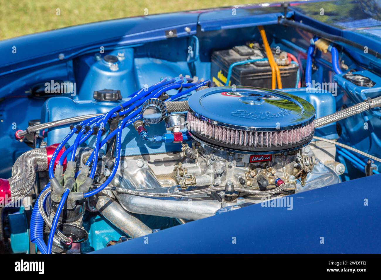 Reinigen Sie den Motor mit Edelbrock-Vergaser und Entlüfter in einem restaurierten Muscle Car Stockfoto