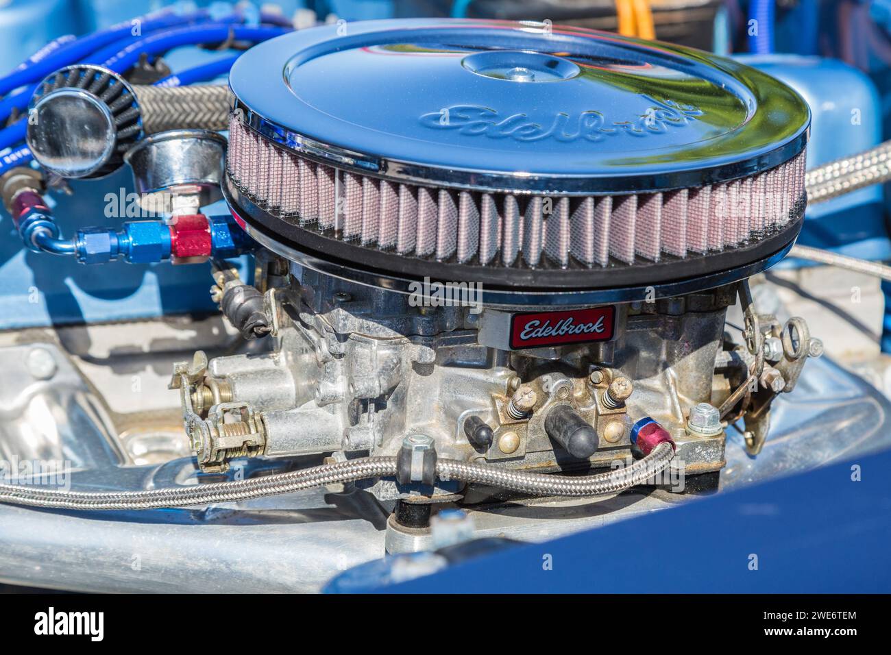Reinigen Sie den Motor mit Edelbrock-Vergaser und Entlüfter in einem restaurierten Muscle Car Stockfoto