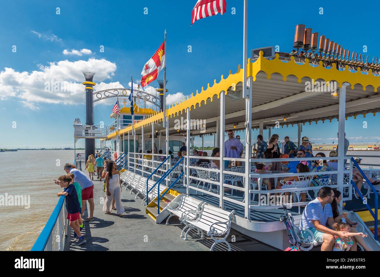 Passagiere des historischen Schaufelradbootes Creole Queen, die eine Bootstour auf dem Mississippi River oder New Orleans genießen Stockfoto