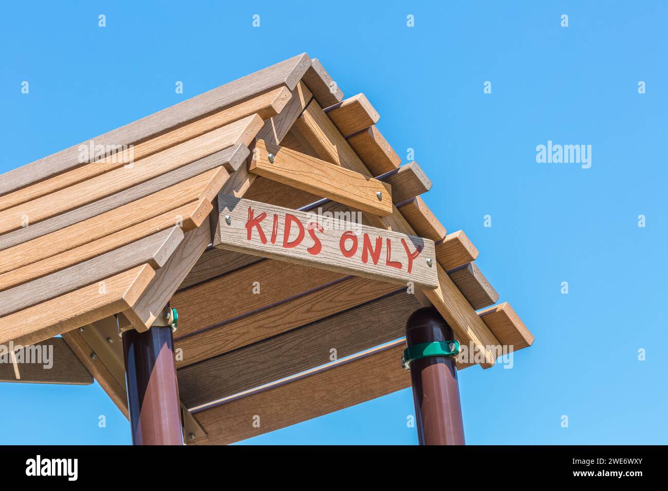 Nur Kinder unterschreiben auf dem Holzdach von Spielgeräten Stockfoto
