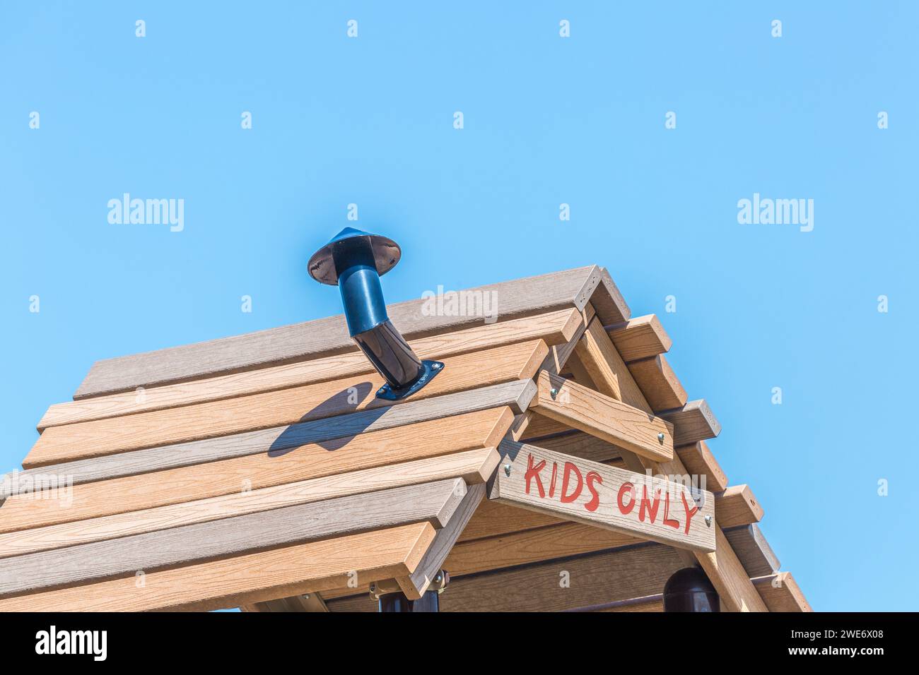 Nur Kinder unterschreiben auf dem Holzdach von Spielgeräten Stockfoto