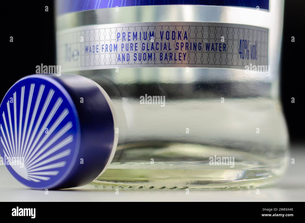 LONDON, Großbritannien - 16. JANUAR 2024 Finlandia Vodka, reiner Wodka in einer Designerflasche, entworfen von dem führenden Designer Harri Koskinen Stockfoto