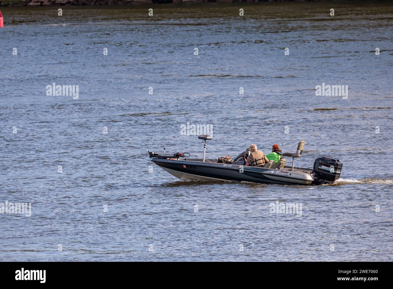 Fischer, die im Bassboot auf dem Tennessee River in der Nähe von Counce, Tennessee fahren Stockfoto