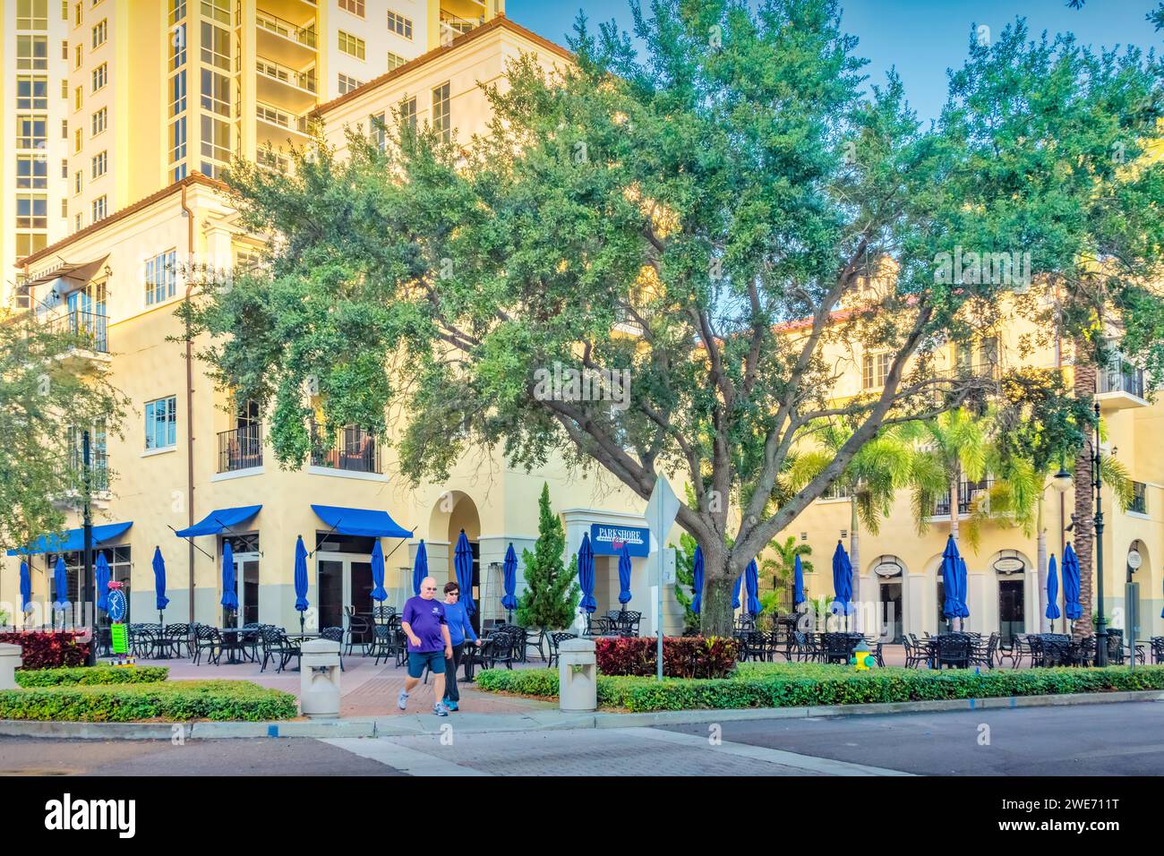 Seniorenpaar spazieren durch die Innenstadt von St. Petersburg, Florida, USA. Stockfoto
