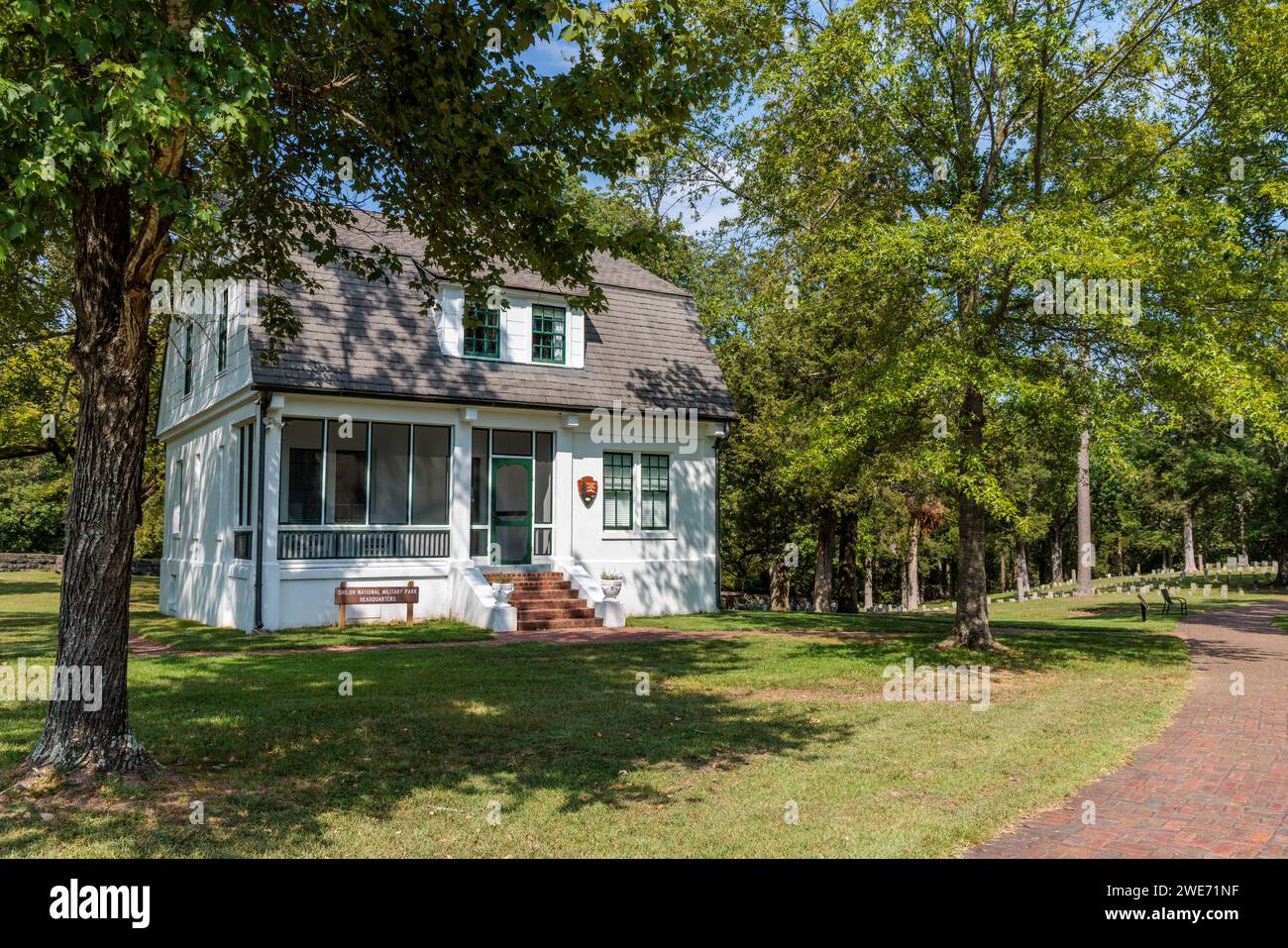 Das Hauptquartier des Shiloh National Military Park befindet sich direkt hinter dem Tor zum U.S. National Cemetery in der Nähe von Shiloh, Tennessee Stockfoto