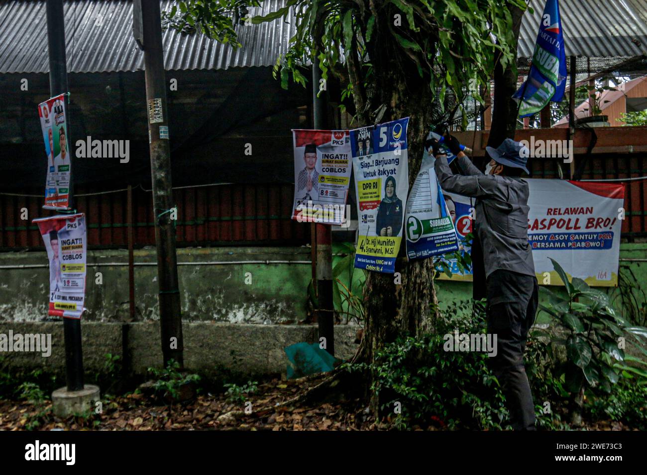 Beamte entfernen am 23. Januar 2024 die Kampagne für politische Parteien in Bogor, West-Java Stockfoto