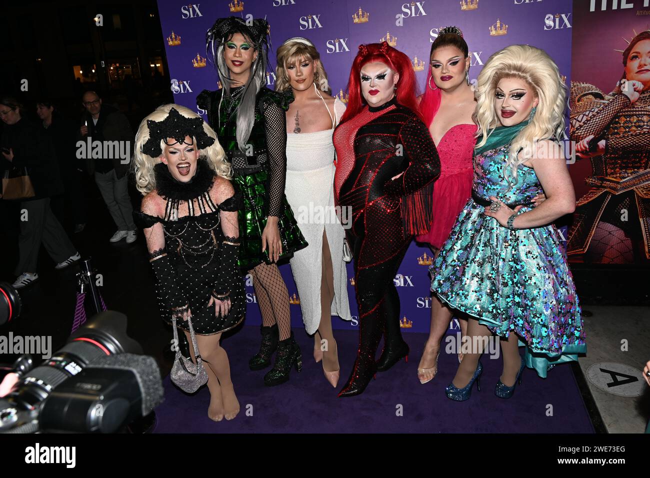 London, Großbritannien. Januar 2024. Elekra Fence, Tia Kofi, Ophelia Love, Pixie Polite, Hannah Conda und Kitty Scott Claus besuchen den Roten Teppich: Gala Night for the Six The Musical im Vaudeville Theatre, London, Großbritannien. Quelle: Siehe Li/Picture Capital/Alamy Live News Stockfoto