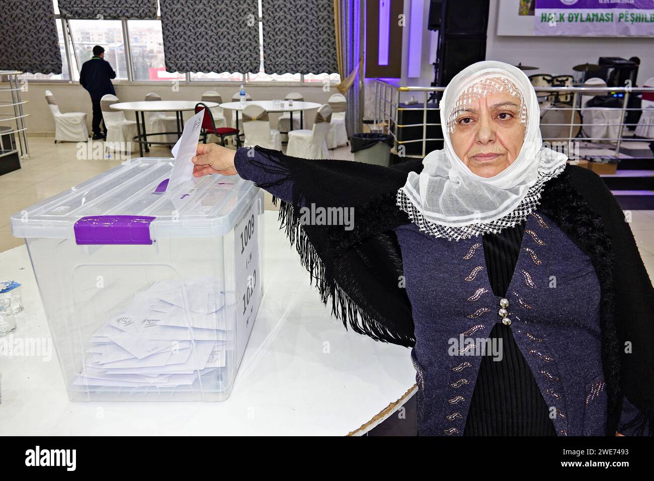 Kadriye Sirek, Mitglied der dem Party and the Peace Mothers Movement, gibt ihre Stimme im Referendum-Zentrum im Bezirk Yenisehir in Diyarbakir ab. Die Partei für Gleichstellung und Demokratie der Völker (dem), die von einem großen Teil der in der Türkei lebenden Kurden unterstützt wird, bereitet sich auf die Kommunalwahlen vor, die am 31. März 2024 in der gesamten Türkei stattfinden werden. Die Partei dem ging zu einem direkten Referendum in zehn Provinzzentren und vielen Bezirken, in denen Kurden in großer Zahl leben, um die Namen zu bestimmen, die für Mitbürgermeister, gemeinderatsmitglieder und Provinzhauptversammlung nominiert werden sollten Stockfoto