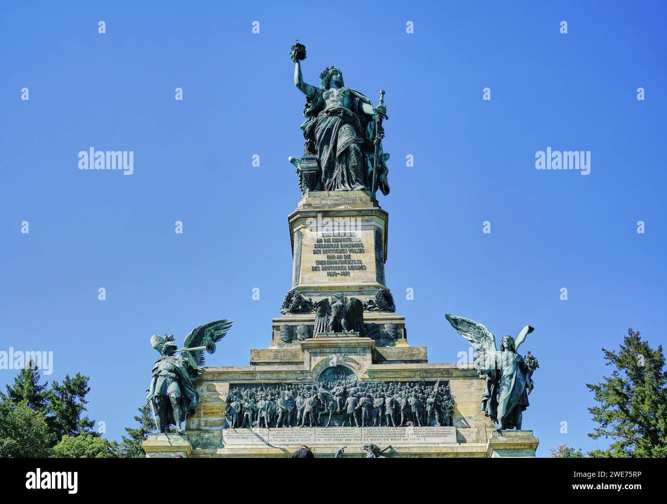 Das Niederwalddenkmal, ein Symbol der deutschen Einheit, ist eines der meistbesuchten Wahrzeichen Deutschlands. Hoch über dem Rhein Stockfoto