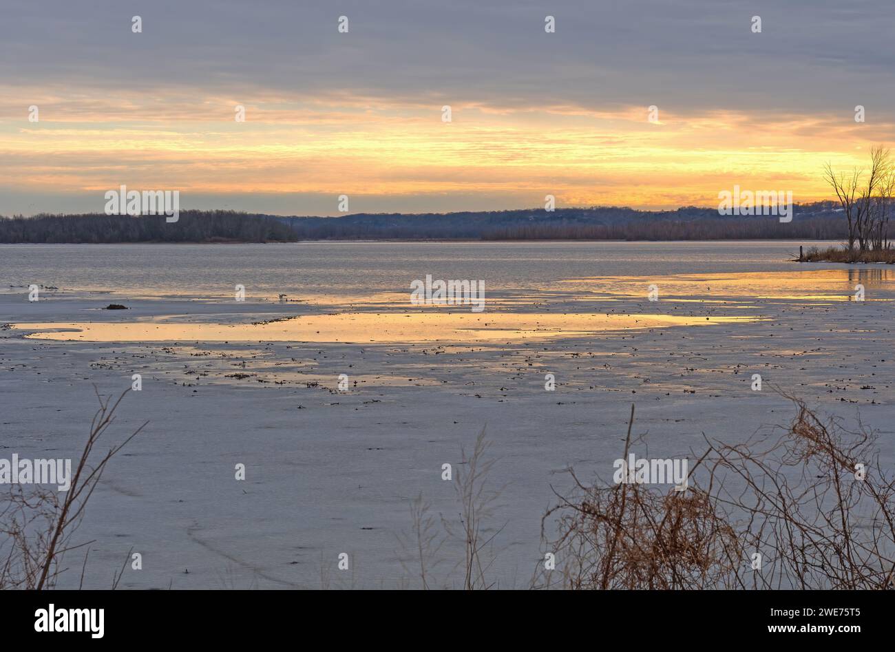 Gefrorenes Wasser bei Sonnenuntergang am Mississippi River am Spring Lake in der Nähe von Savanna, Illinois Stockfoto