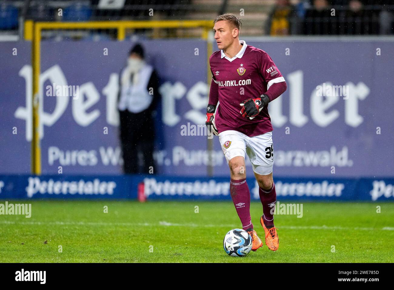 Mannheim, Deutschland. Januar 2024. Kevin Broll (Torwart, SGD, 35), am Ball, Freisteller, Ganzkörper, Einzelbild, Einzelfoto, Aktion, Aktion, 23.01.2024, Mannheim (Deutschland), Fussball, 3. LIGA, SV WALDHOF MANNHEIM - SG DYNAMO DRESDEN, DFB/DFL VORSCHRIFTEN VERBIETEN DIE VERWENDUNG VON FOTOGRAFIEN ALS BILDSEQUENZEN UND/ODER QUASI-VIDEO. Quelle: dpa/Alamy Live News Stockfoto