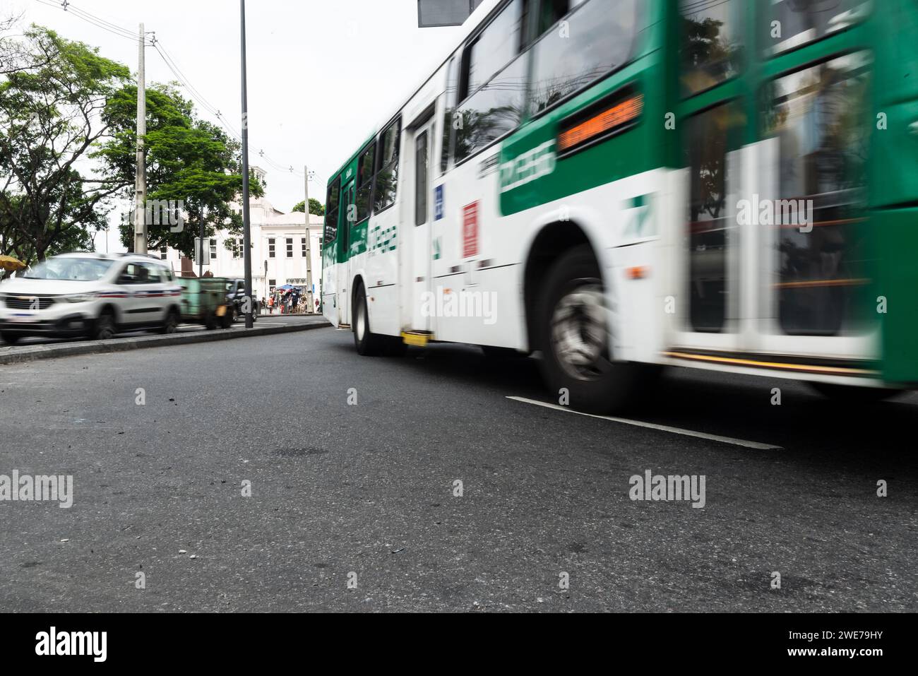 Salvador, Bahia, Brasilien - 05. Januar 2024: Ansicht des intensiven Verkehrs von fahrenden Fahrzeugen im Handelsviertel der Stadt Salvador, Bahia. Stockfoto