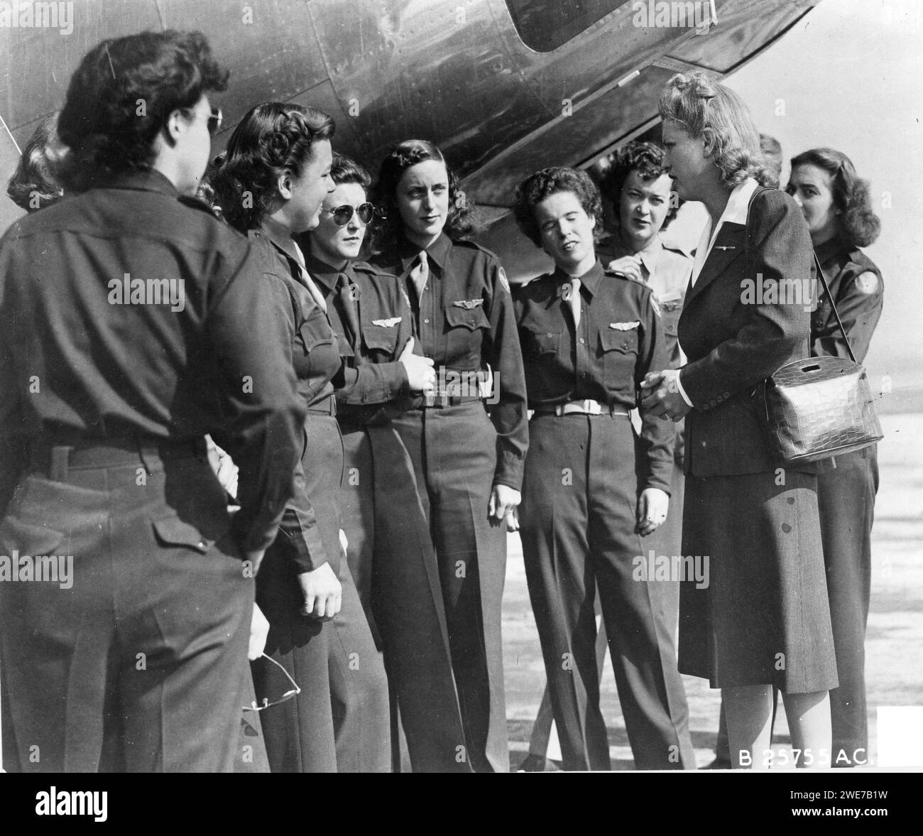 Miss Jacqueline Cochran (rechts vorne), Direktorin der Women's Air Force Service Pilots, berichtet im November 1943 über einige der Wespen im Zielschleppgeschwader in Camp Davis, South Carolina. Foto von US Army Stockfoto