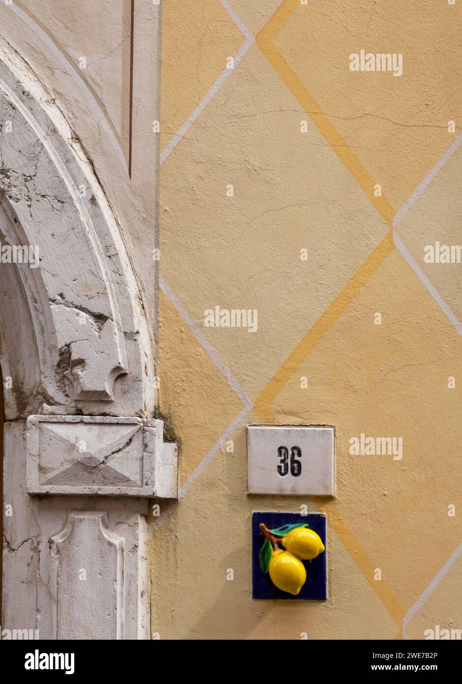Hausnummer mit Zitronenschmuck, Limone sul Garda, Gardasee, Provinz Brescia, Lombardei, Italien Stockfoto