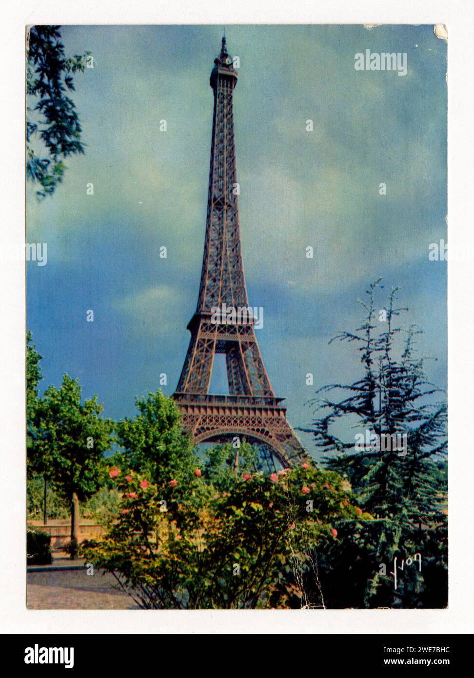 Vintage-Postkarte von Editions d'Art YVON, mit dem Titel „La Tour Eiffel vue des Jardins du Palais de Chaillot“, gestempelt 1950er Jahre Stockfoto