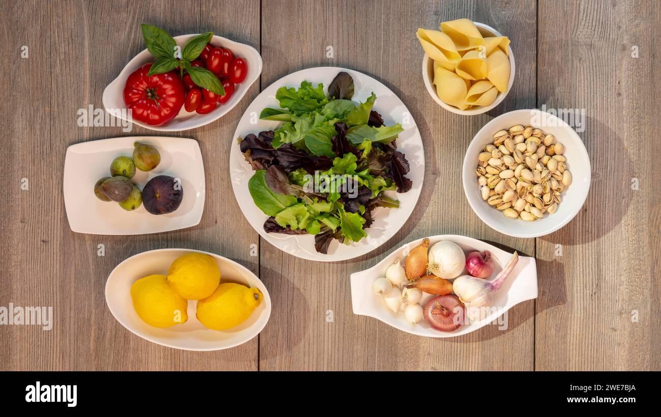 Lebensmittelfotografie Salate, Tomaten, Zitrone, Knoblauch, Pistazien, Feigen, Zwiebeln, Perlzwiebeln, Muschelnudeln Stockfoto