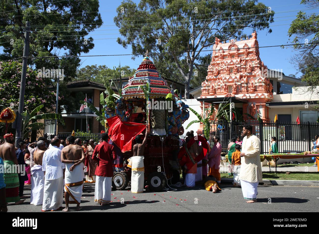 Sydney, Australien. Januar 2024. Wagenparade (Therr Thiruvizha) am Sri Karphaga Vinayakar Tempel, 123 The Crescent, Homebush West, NSW 2140. Die Chariot Parade nahm eine Route um den Block mit Musik und Tanz, während Anhänger den Wagen zogen und ein Mann hinter ihm den Boden entlang rollte. Richard Milnes/Alamy Live News Stockfoto